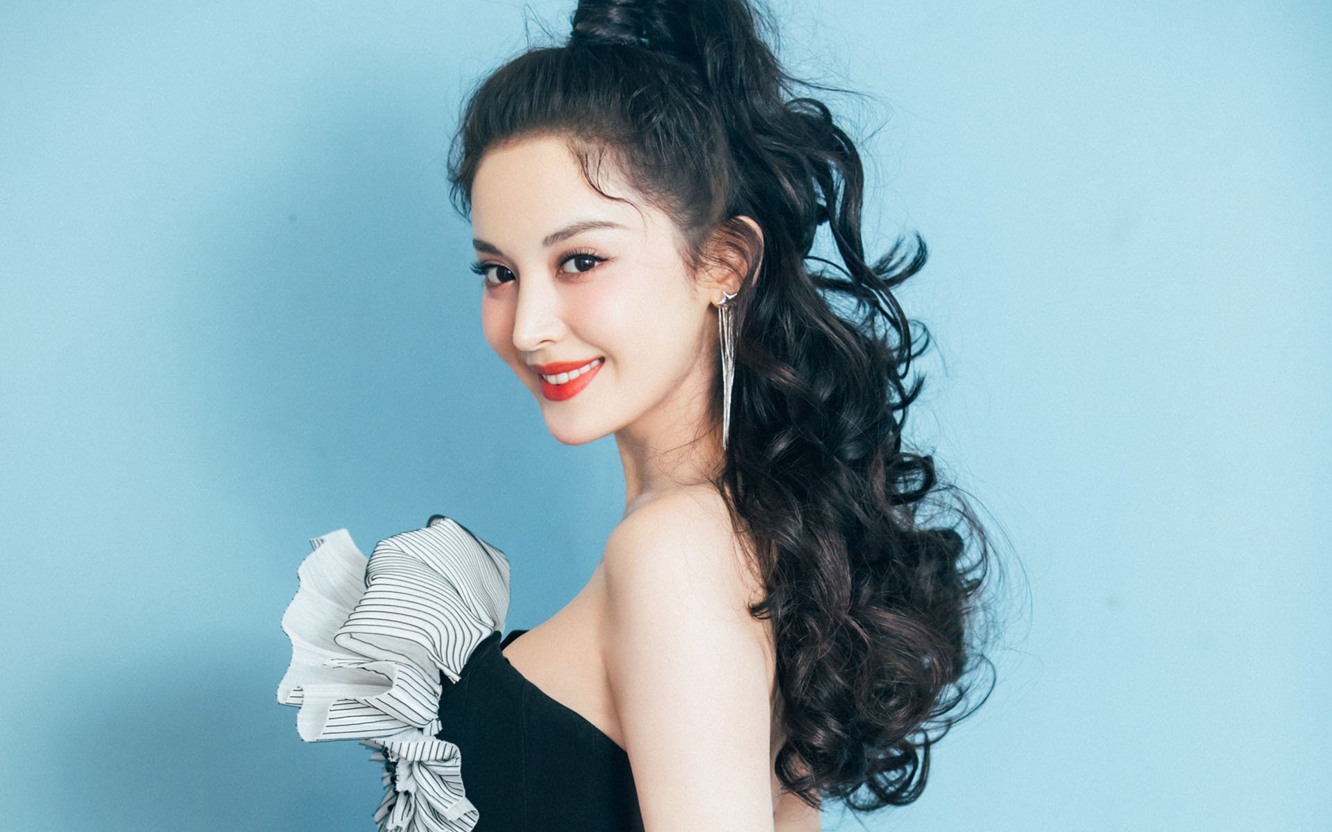 雷霆贯穿申城之夜,欧文完美掌控力终结上海队最后闪电